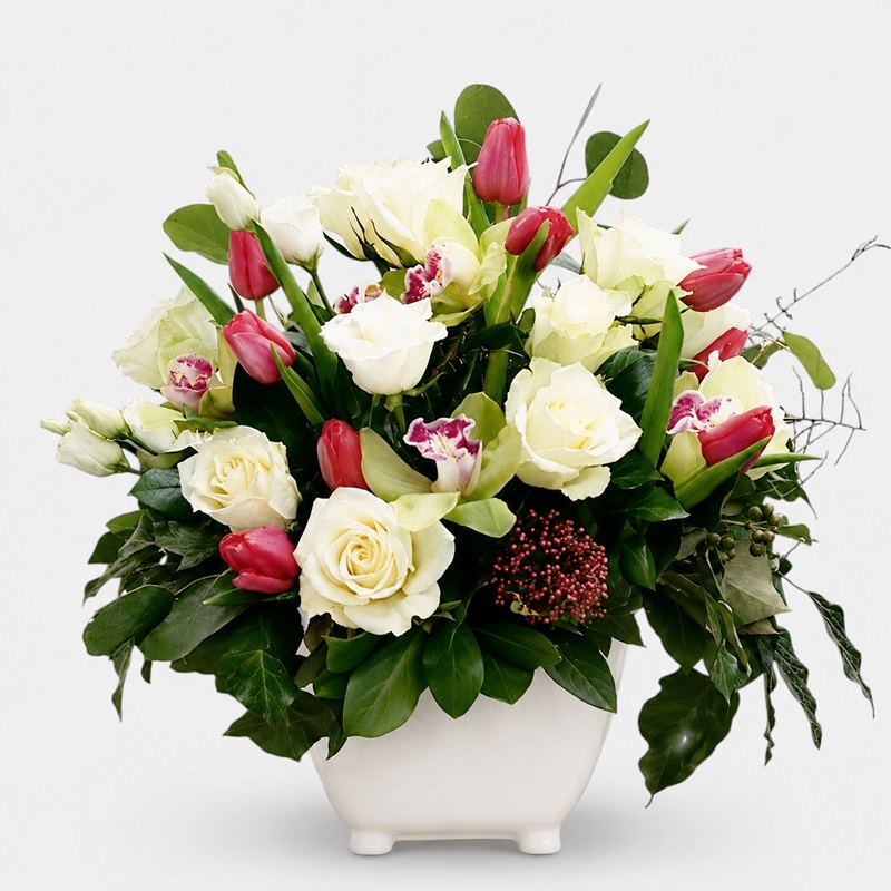Aranjament cadou cu trandafiri, lalele si orhidee cymbidium
