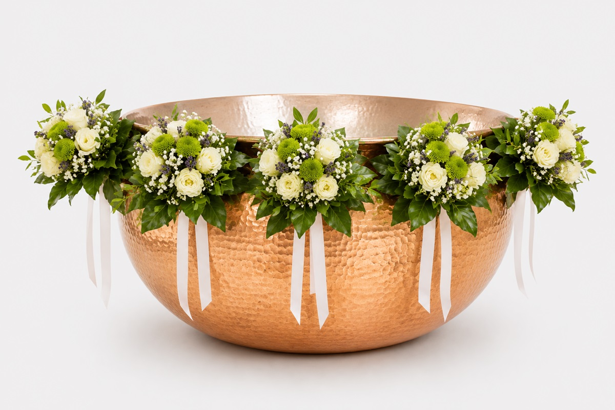 decor ncristenita cu 5 buchetele cu lisianthus si floarea miresei