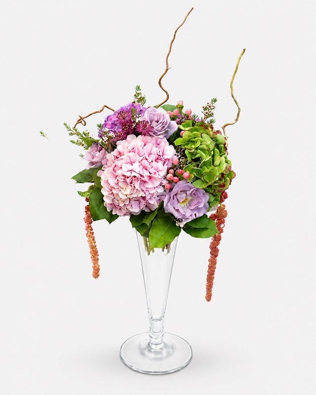 Aranjament floral de masa cu hortensii si trandafiri
