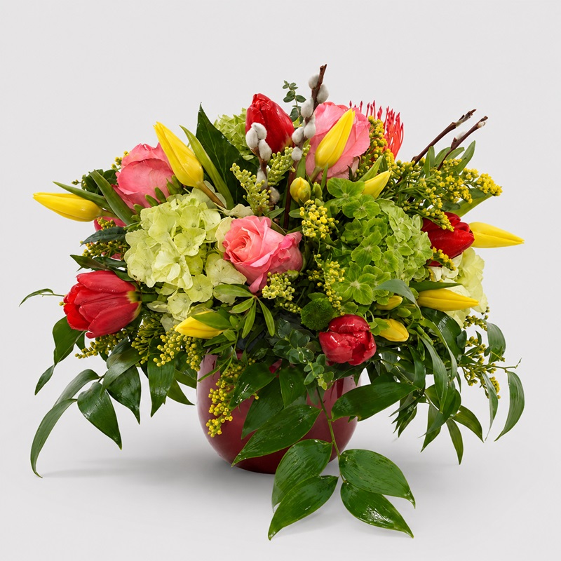 Aranjament floral de masa cu lalele si frezii