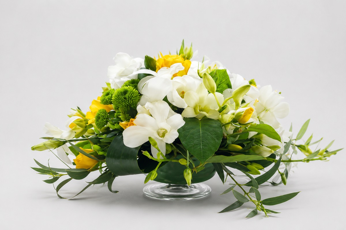 Aranjament floral de masa cu miniroze si orhidee