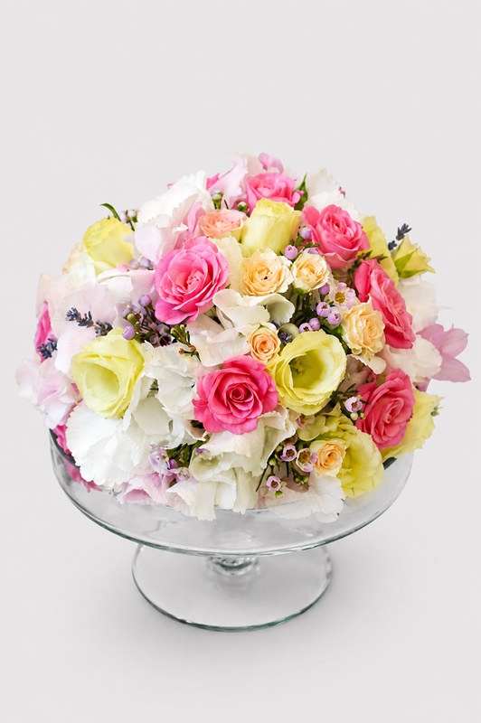 Aranjament floral de masa, in fructiera , cu miniroze si hortensii(se comanda doar pentru evenimente))