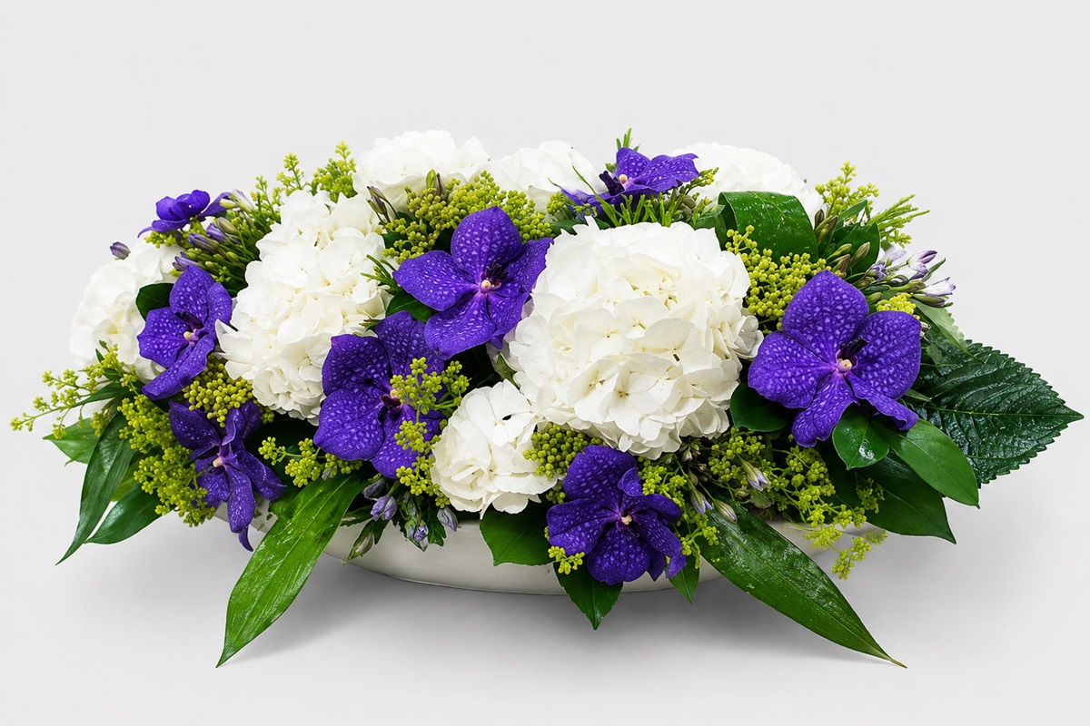 Aranjament floral prezidiu cu hortensie si orhidee vanda