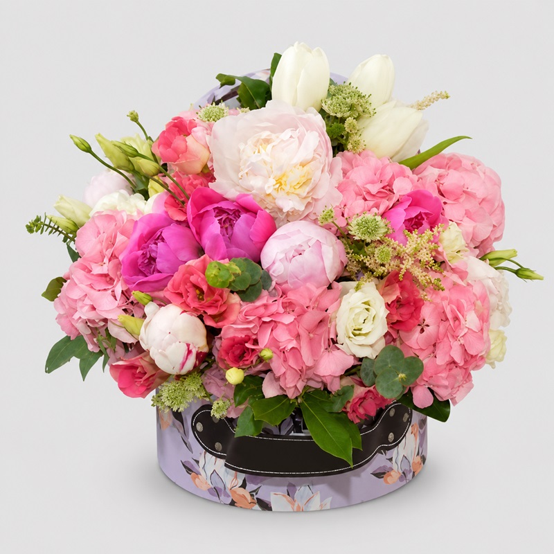 Aranjament in cutie cu bujori, hortensii si lisianthus
