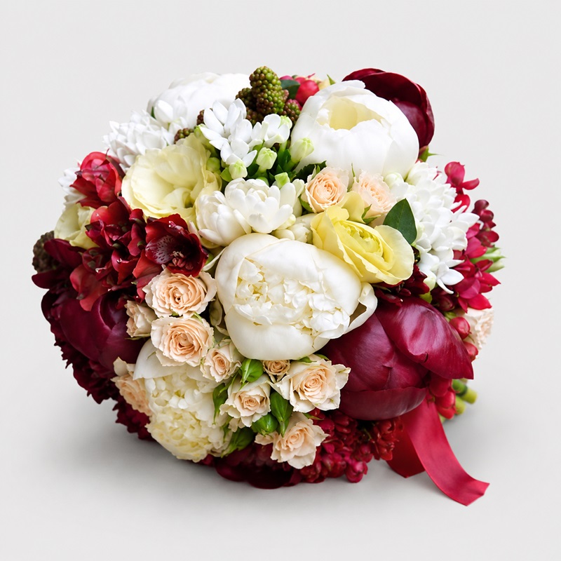 Buchet de mireasa cu bujori, bouvardia si lisianthus