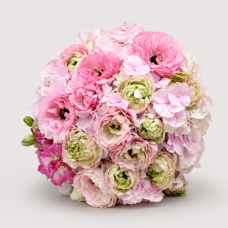 Buchet mireasa cu ranunculus roz, hortensii si frezii