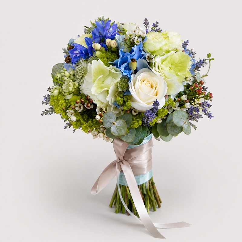 Buchet mireasa cu trandafiri crem si hortensie albastra