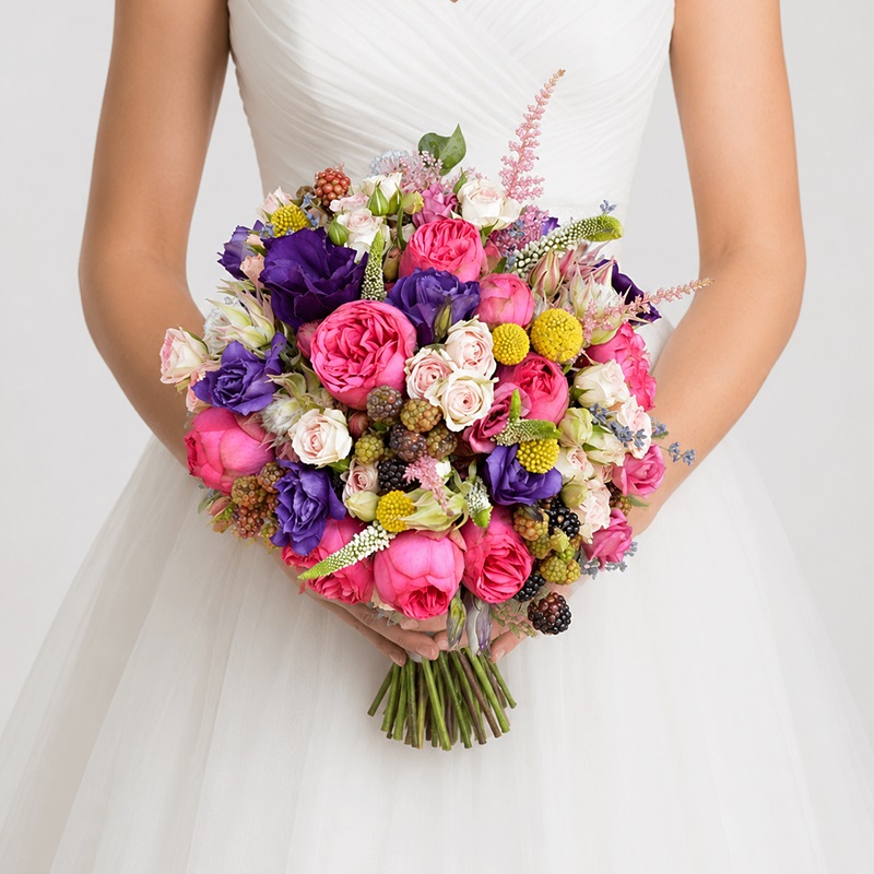 Buchet mireasa cu trandafiri piano , lisianthus si miniroze