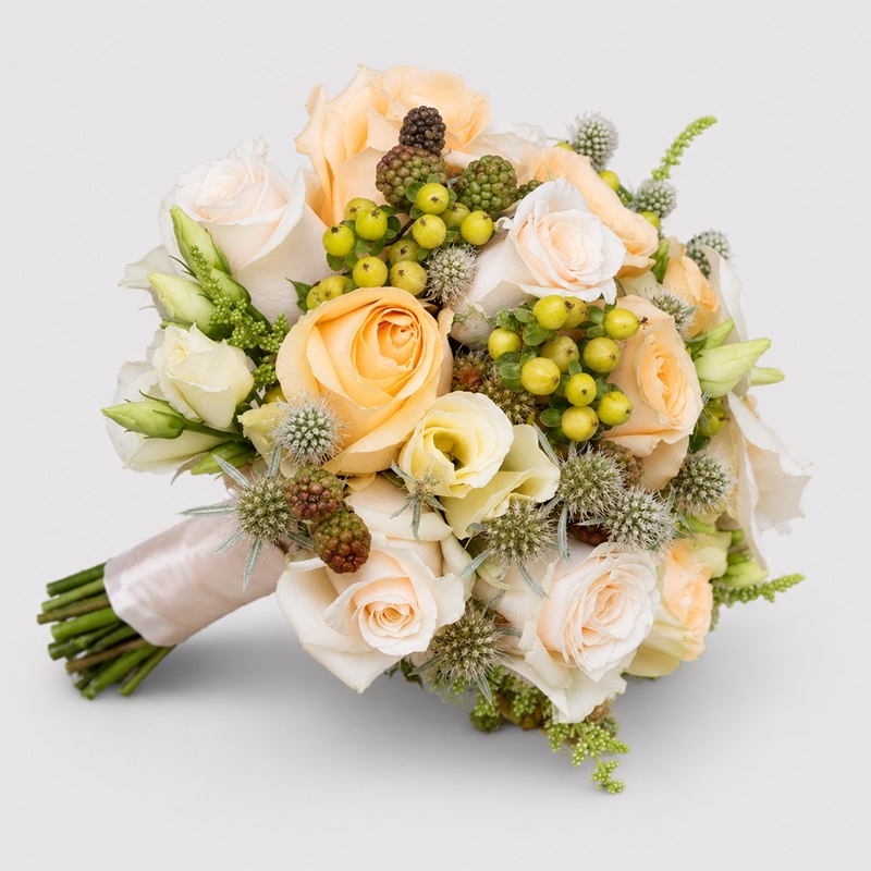 buchet de mireasa cu trandafiri somon si crem