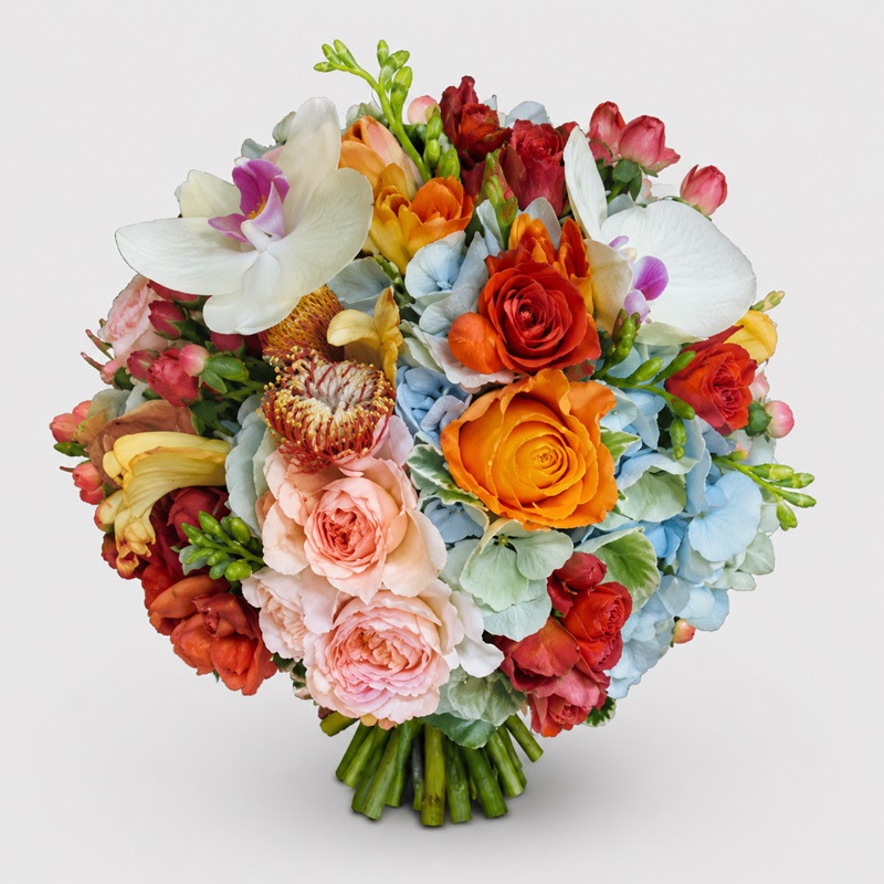 buchet mireasa cu hortensii bleu, miniroze roz roz si orange