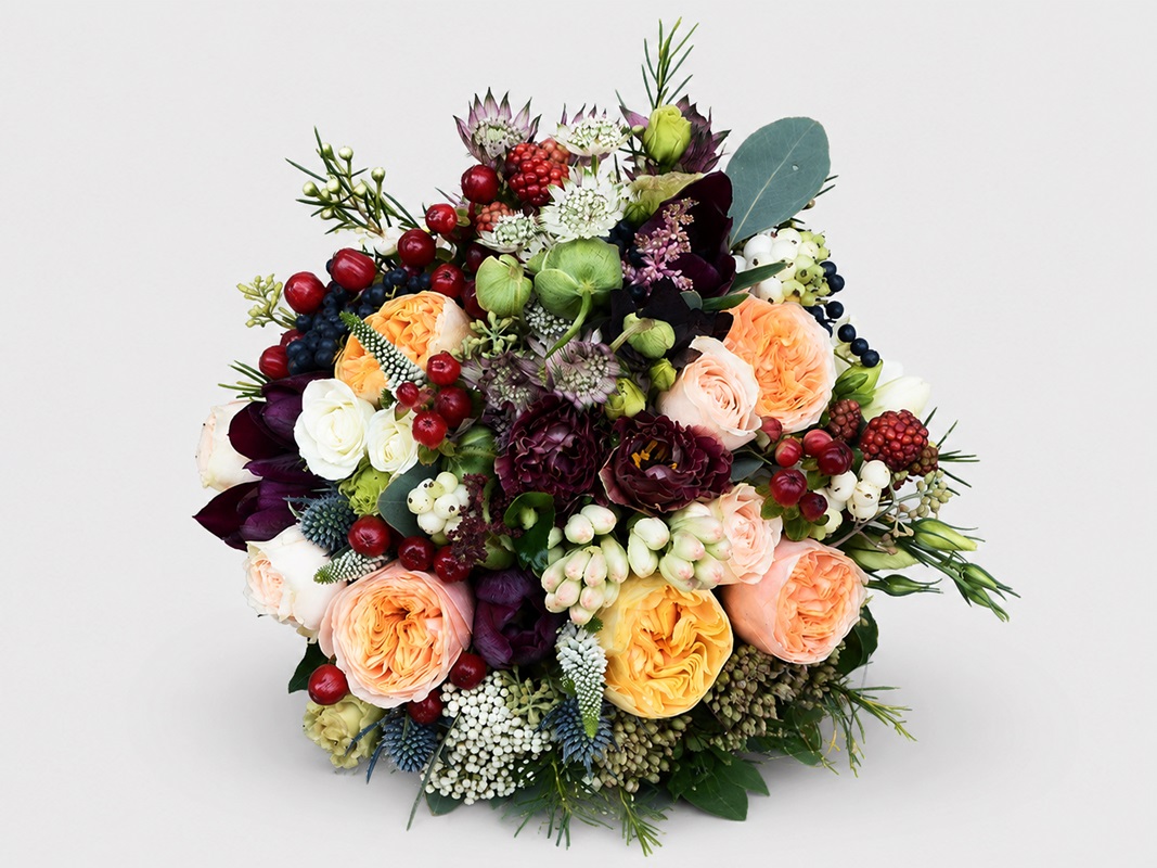 Buchet de mireasa cu trandafiri de gradina si lalele Wild Berries