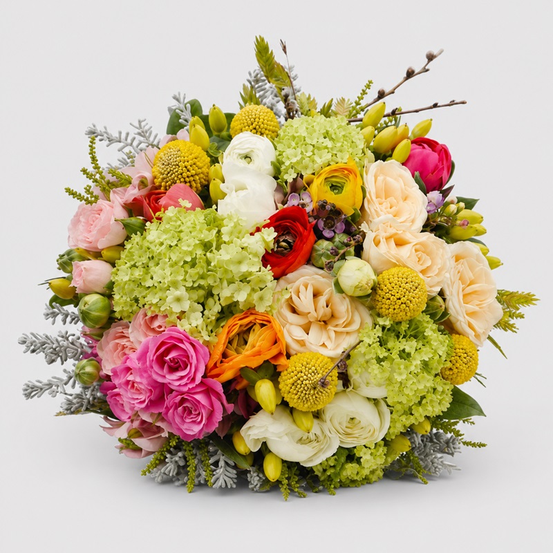 Buchet de mireasa/nasa cu ranunculus, miniroze, viburnum, craspedia si levantica