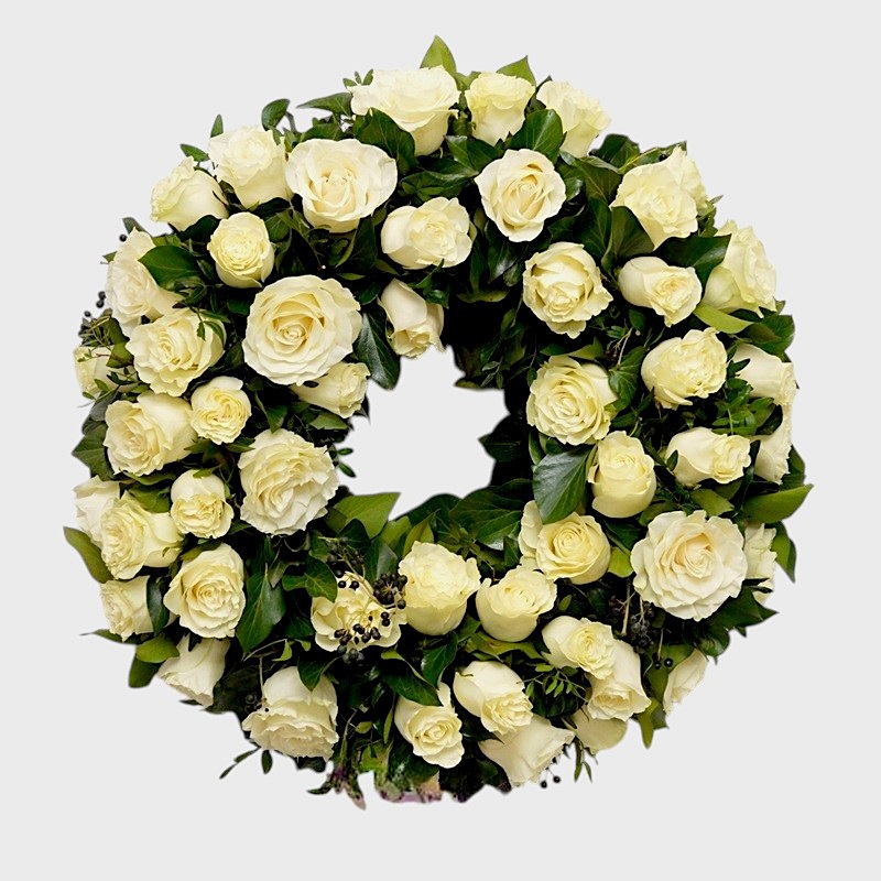 Coroana funerara rotunda cu trandafiri albi si verdeata