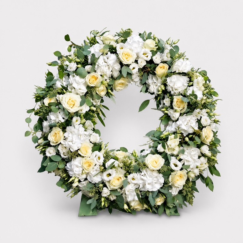 coroana funerara pe picor cu hortensii albe si trandafiri