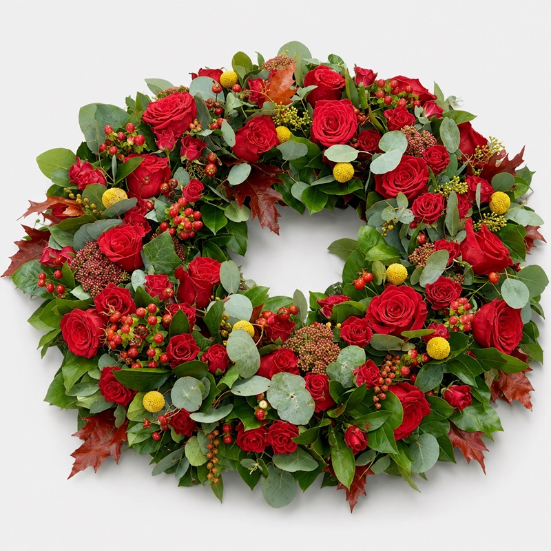 Coroana funerara cu trandafiri rosii miniroze grena si hypericum