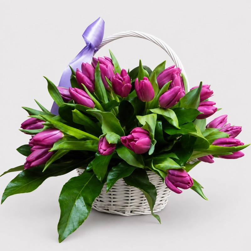 aranjament floral in cos cu lalele mov