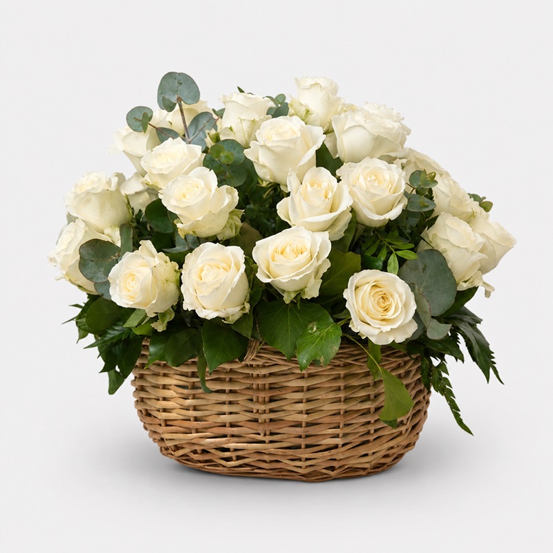 aranjament floral in cos cu trandafiri albi