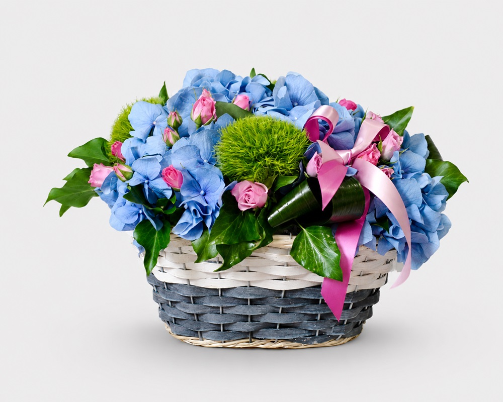 aranjament floral in cos cu hortensii albastre si miniroze roz