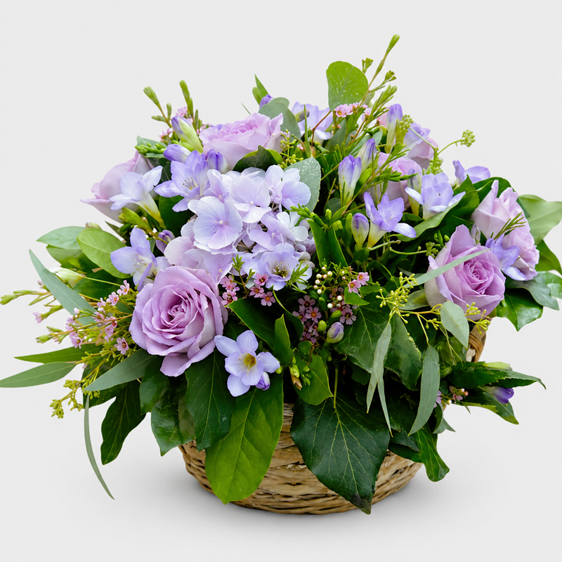 aranjament floral in cos cu trandafiri, frezii si hortensii mov