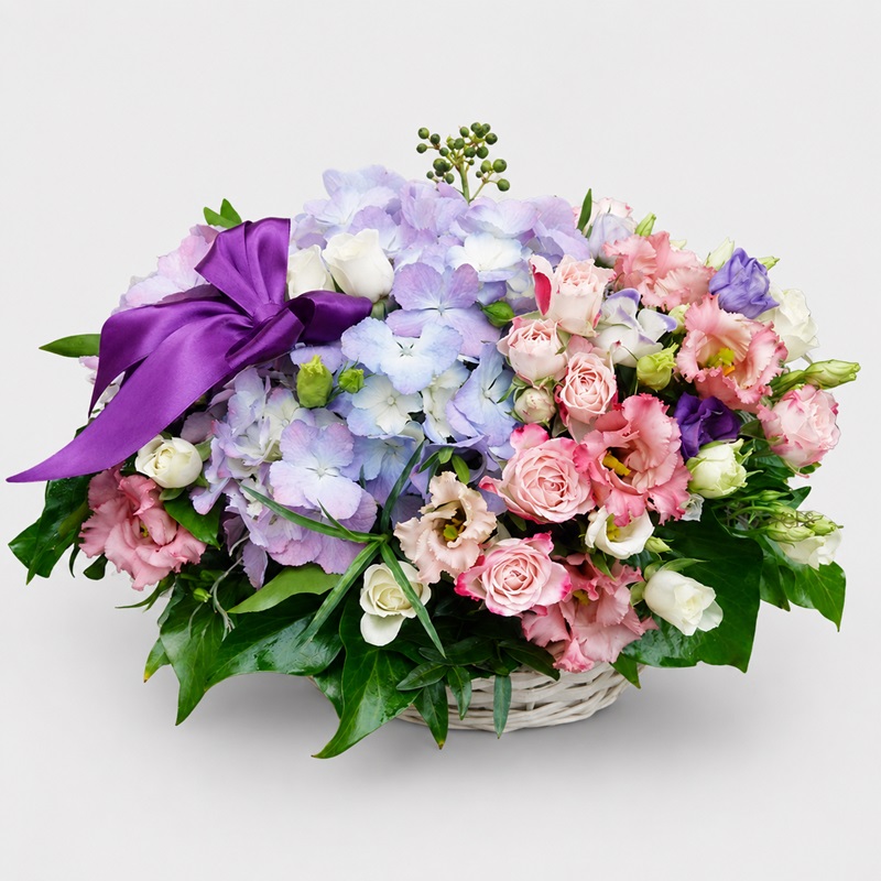 aranjament floral in cos cu miniroze si hortensii