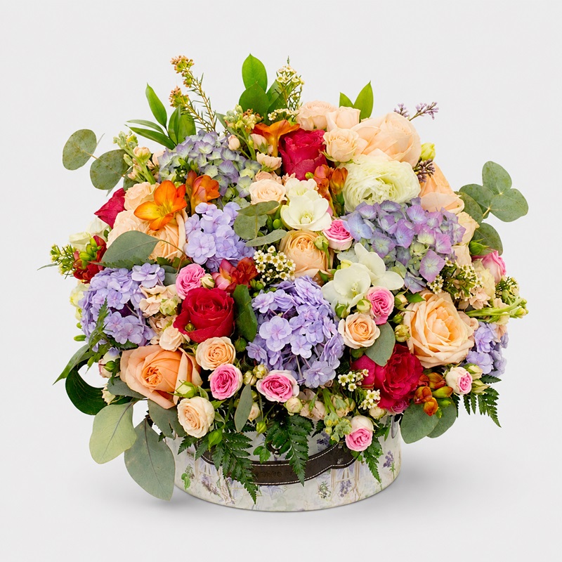 Aranjament floral in cutie cu trandafiri si frezii De Poveste