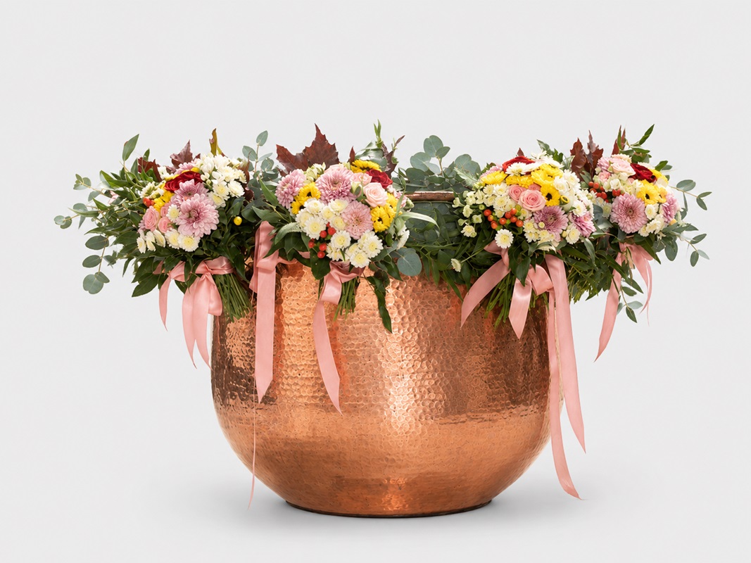Decor cristelnita cu 7 buchetele prinse pe ghirlanda de verdeata