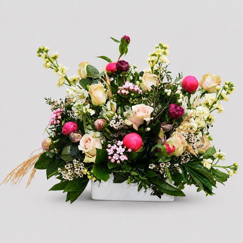 Aranjament floral cu bujori si trandafiri Dis De Dimineata