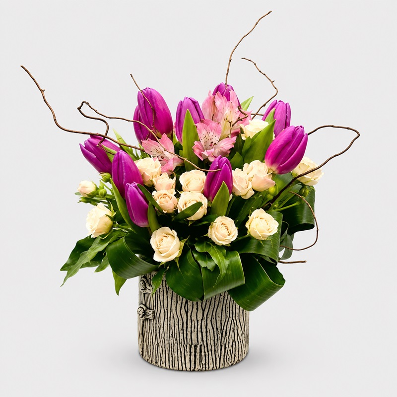 aranjament floral cu lalele mov si miniroze crem Lalele cu stil