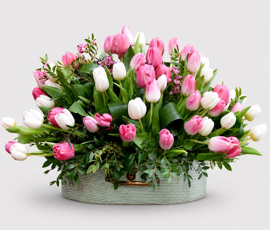 aranjament floral in cutie cu alalele roz si albe