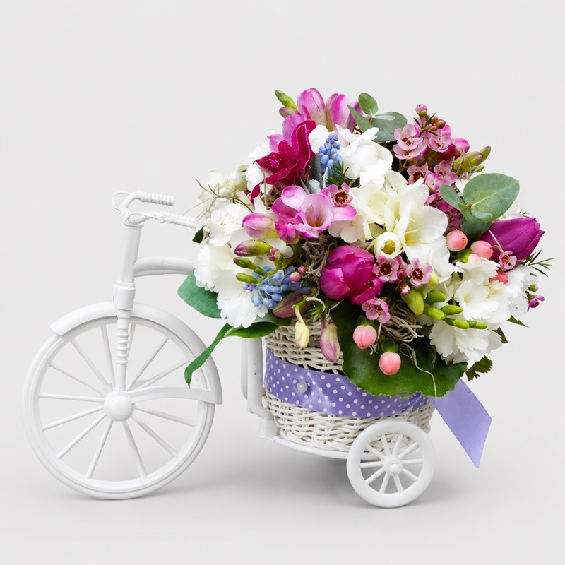 aranjament floral in bicicleta cu lalele si frezii