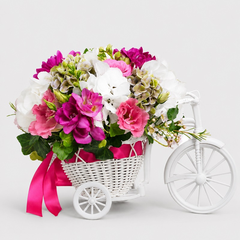 aranjament floral in bicicleta cu frezii si hortensii