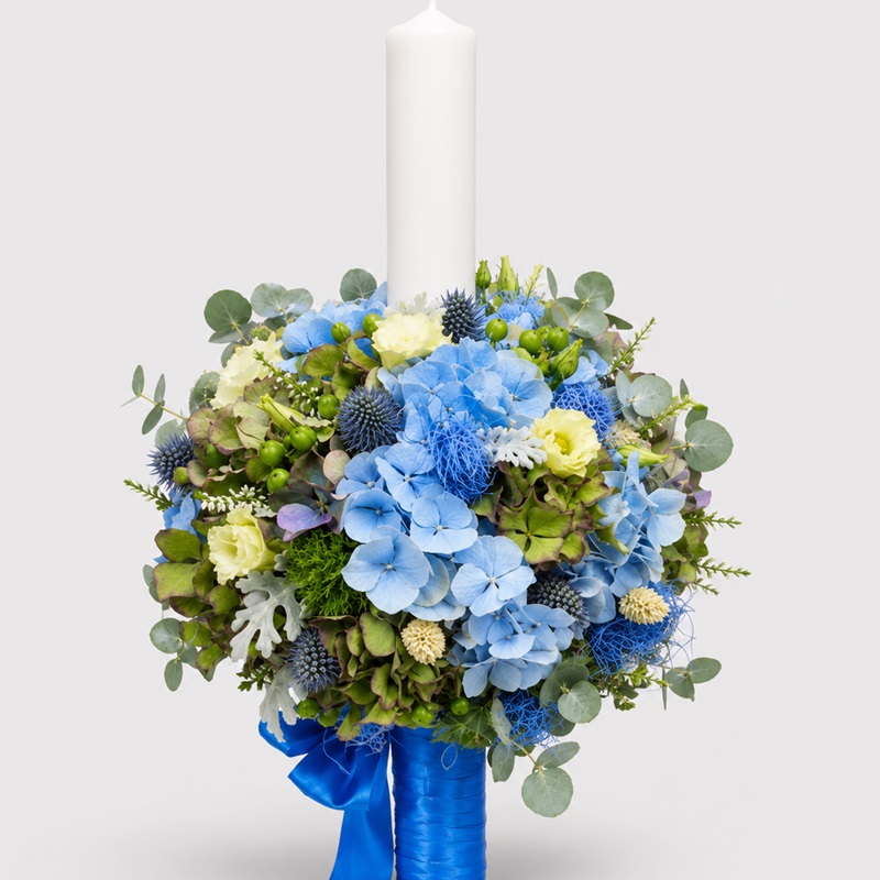 Lumanare botez cu hortensie albastra si lisianthus crem