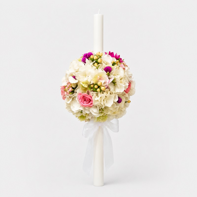 Lumanare botez rotunda cu hortensie alba, miniroze roz si frezii fuchsia