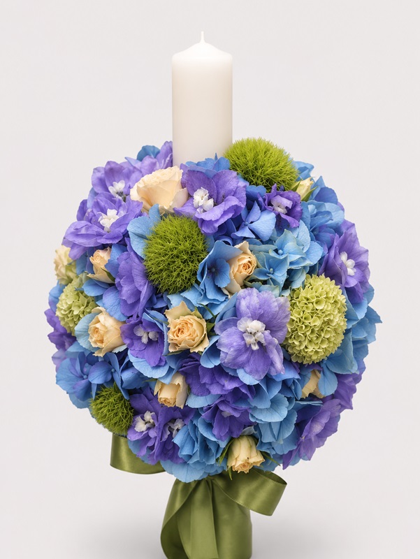Lumanare Cununie cu delphinium albastru viburnum si miniroze