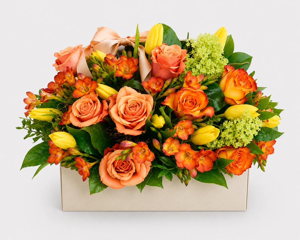 aranjament floral in cutie cu lalele galbene si trandafiri orange