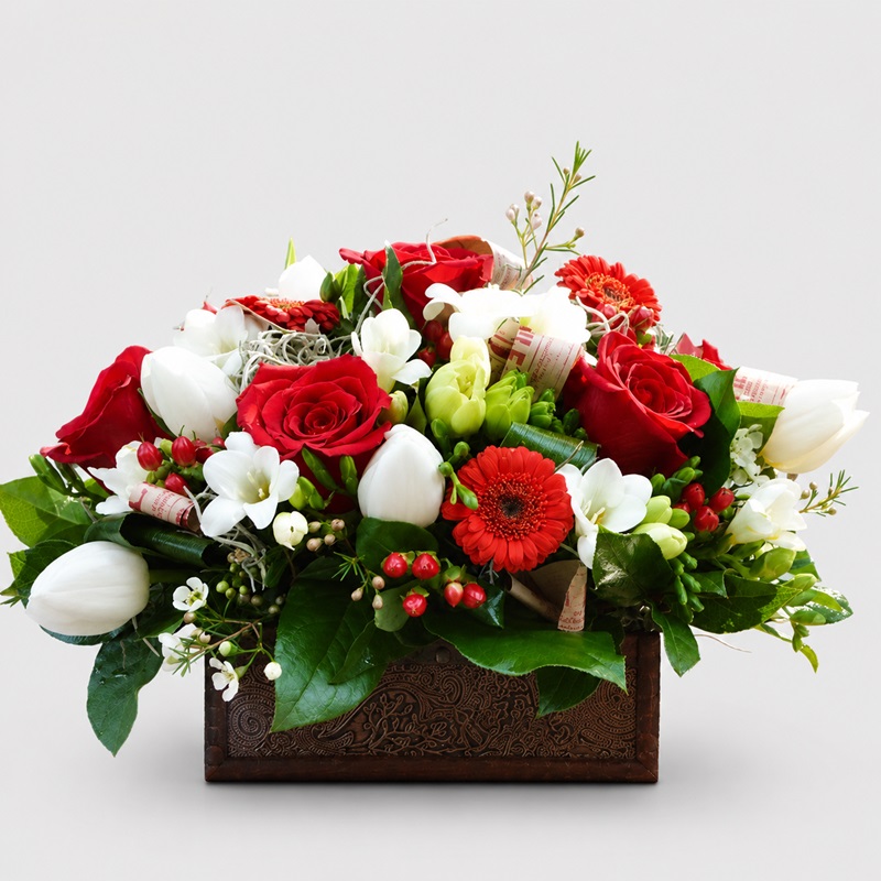 aranjament floral in cutie cu trandafiri rosii si lalele albe