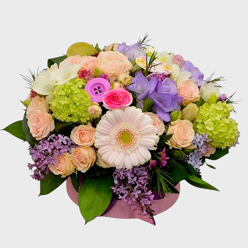 Aranjament floral in cutie cu miniroze, lisianthus, frezii albe si mini gerbera