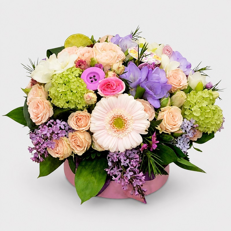 Aranjament floral in cutie cu miniroze, lisianthus, frezii albe si mini gerbera