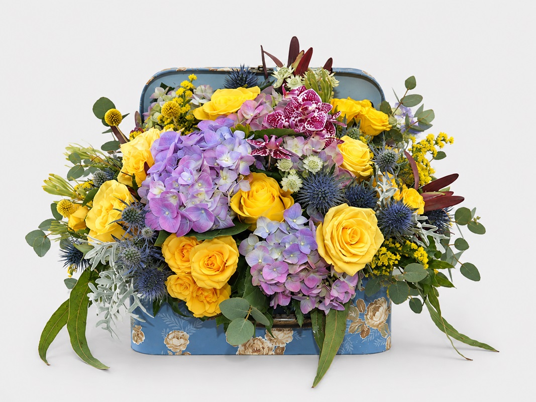 Aranjament floral in cutie cu trandafiri si miniroze Purpuriu Insorit