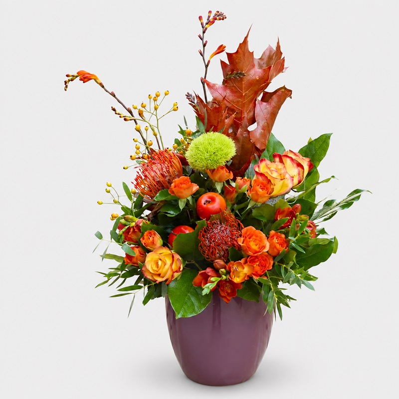 Aranjament floral cu trandafiri si frezii orange
