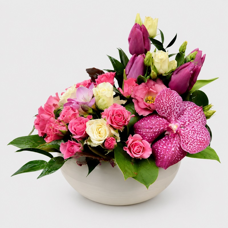 aranjament floral cu lalele si miniroze