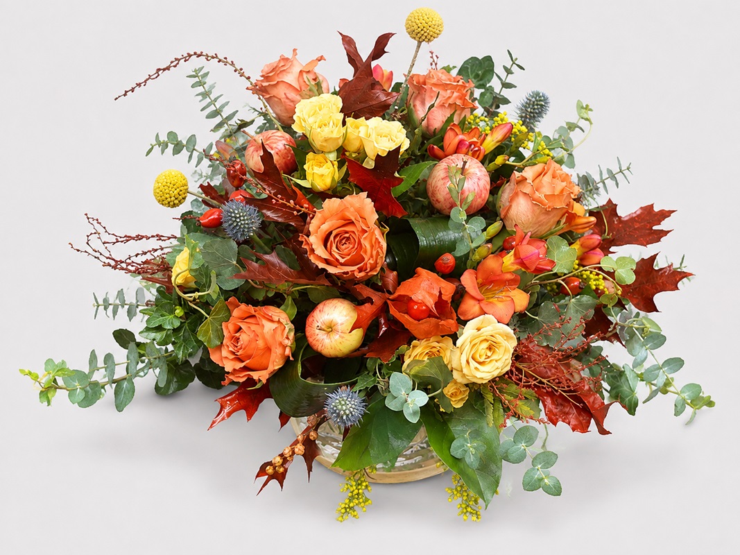 Aranjament floral cu frezii si trandafiri Toamna cu Parfum de Primavara