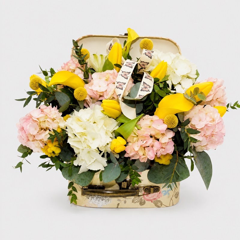 Aranjament floral cu lalele si hortensii Valiza cu Flori