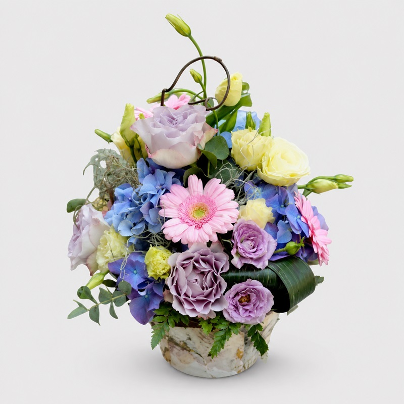 aranjament floral cu hortensii albastre si trandafiri mov
