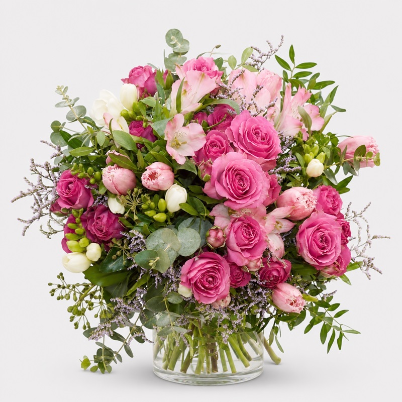 buchet cadou cu lalele roz, miniroze fuchsia