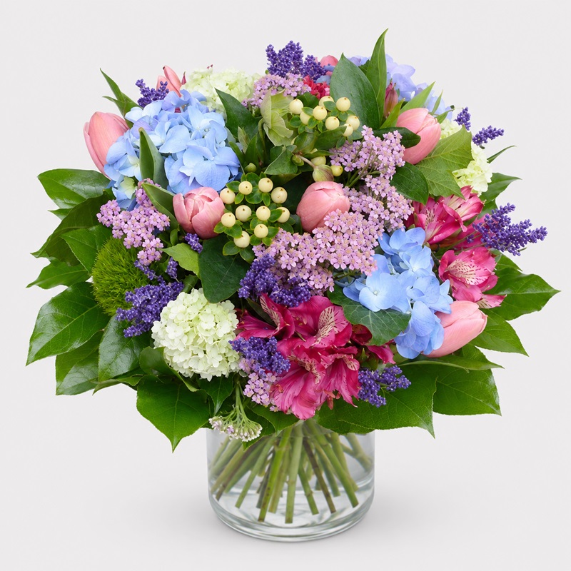 Buchet cadou cu hortensie albastra si lalele roz