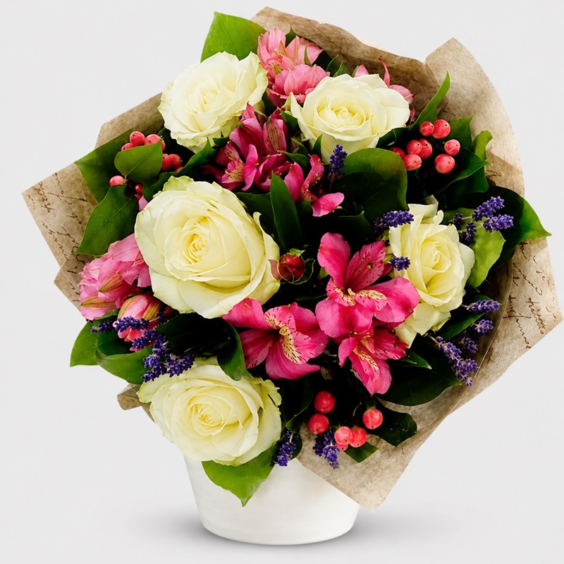 Buchet cadou cu trandafiri albi alstroemeria si levantica