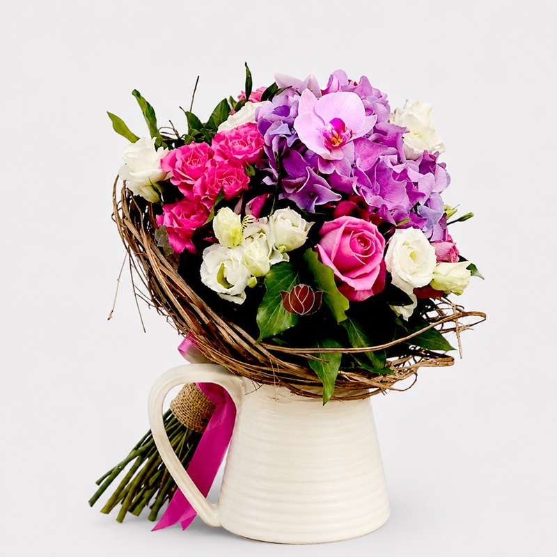 buchet cadou in cuib de nuiele cu miniroze fuchsia si hortensie mov