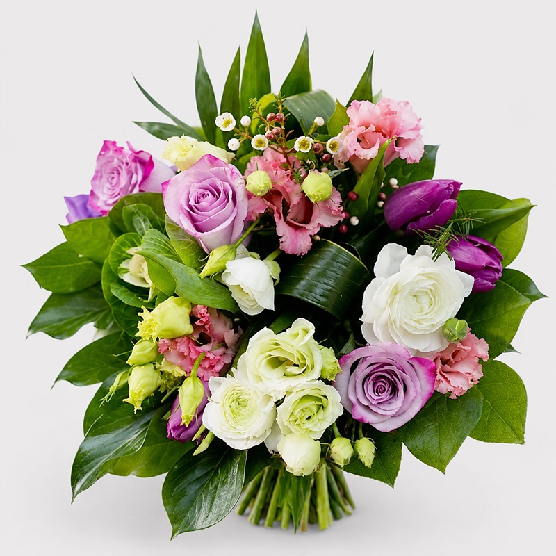 buchet cadou cu ranunculus si trandafiri mov