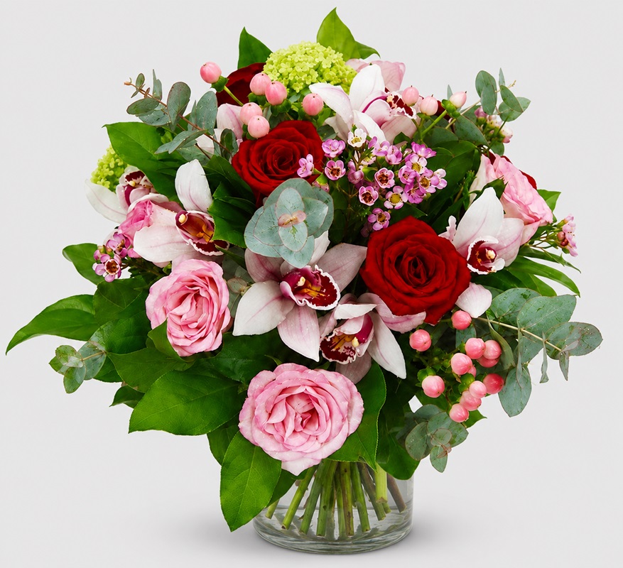 buchet cadou cu trandafiri rosii si miniroze roz